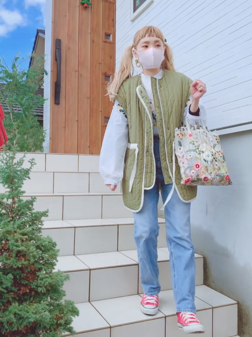 「大人女子、カジュアルコーデ、秋のコーデ、ラクチンコーデ、低身長、ZARA、ザラジョ、GU、GUデニム、コンバース」｜「GUのアイテム（デニムパンツ、ブルー系）」を使った、リリーさん（レディース・150cm）の秋コーディネートの2枚目の写真