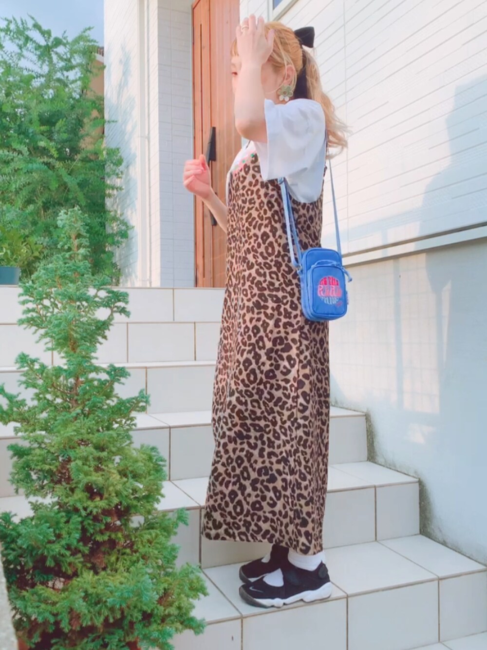 「カジュアル、きれいめカジュアル、夏、オトナカジュアル、シンプル、オトナカワイイ、ロングワンピース、ゆるコーデ、低身長女子、おしゃれさんと繋がりたい、NIKE、アクアリフト、H&M」｜「SOLLON.のアイテム（Tシャツ/カットソー、ホワイト系）」を使った、リリーさん（レディース・150cm）の夏コーディネートの2枚目の写真