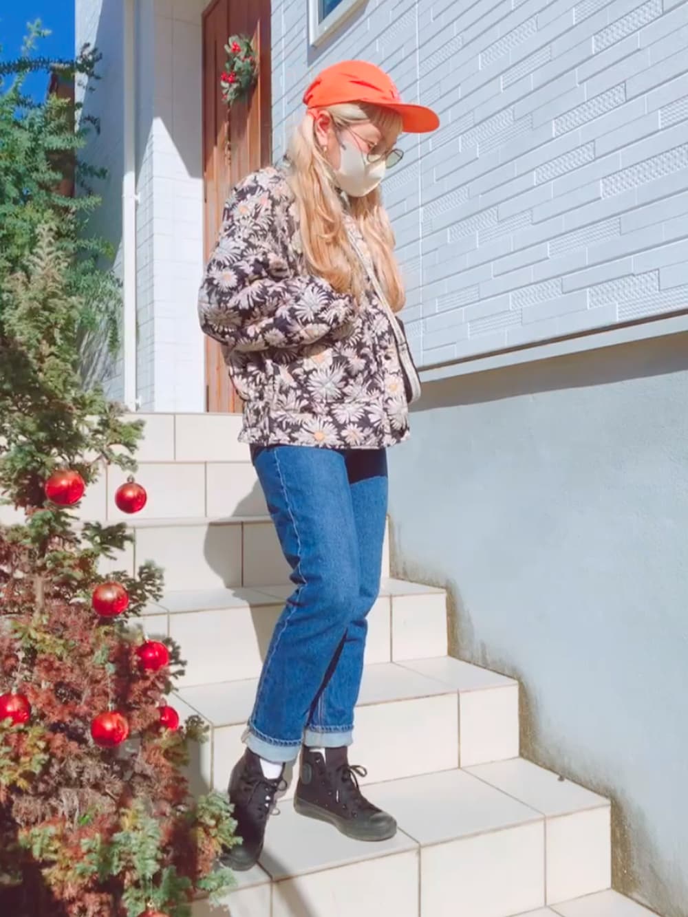 ブルー系のデニムパンツ、ブラック系のスニーカー、ブルー系のジャケット/アウターを着用したレディースの冬コーディネートの4枚目の写真