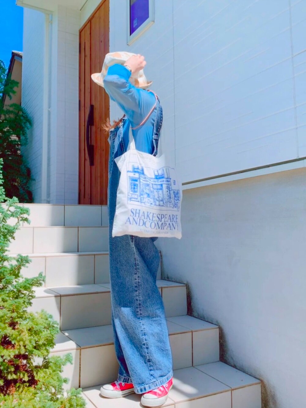 「秋服準備はじめました、初秋コーデ、秋服、スニーカー、ZARA、低身長女子、サロペット、ciaopanic、シアートップス、SLY、ハット、トートバッグ、sanself」｜「SLYのCOW PATTERN BUCKET HAT/バケットハット（ハット、ベージュ系）」を使った、リリーさん（レディース・150cm）の秋コーディネートの4枚目の写真