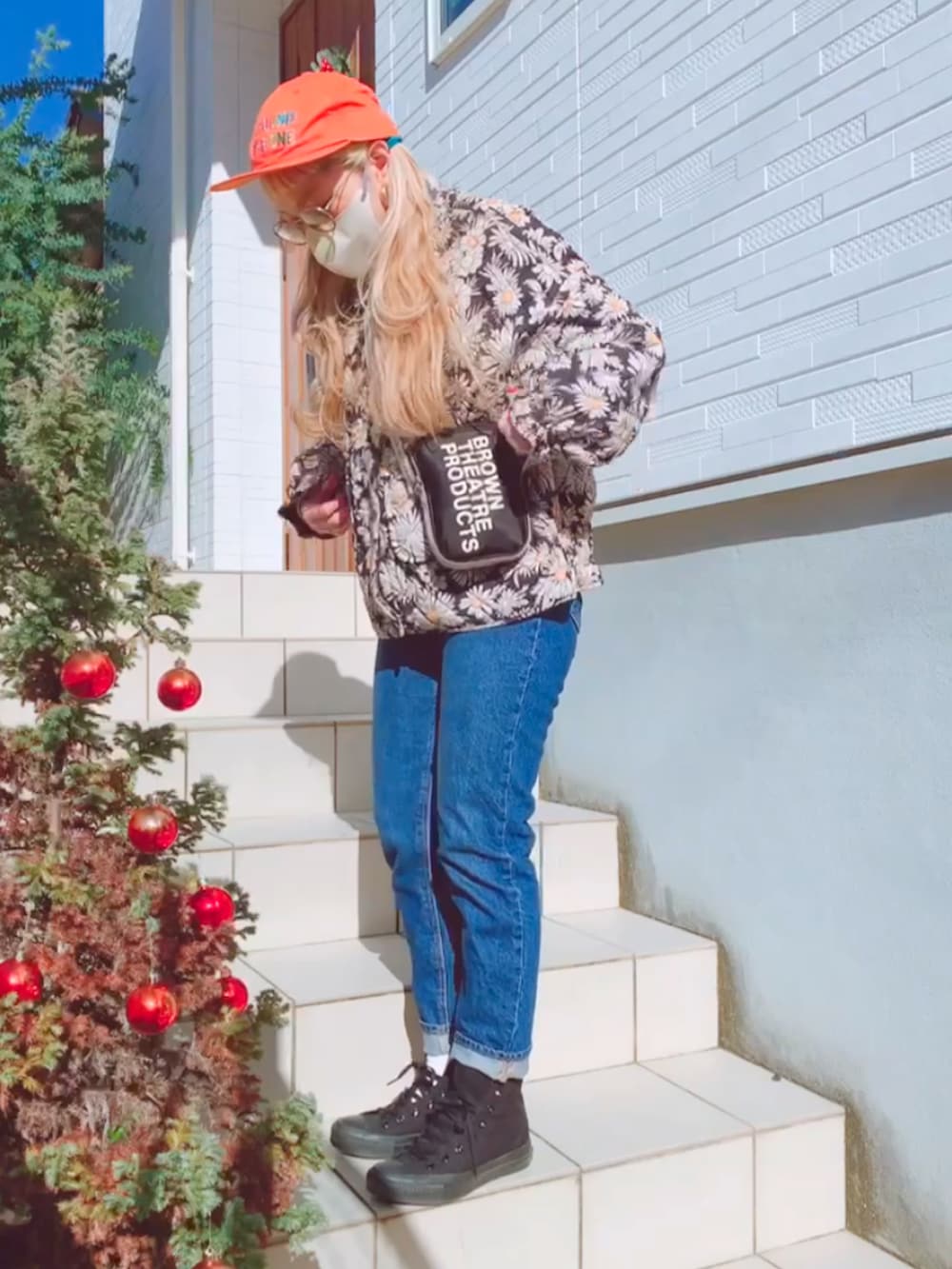 ブルー系のデニムパンツ、ブラック系のスニーカー、ブルー系のジャケット/アウターを着用したレディースの冬コーディネートの2枚目の写真