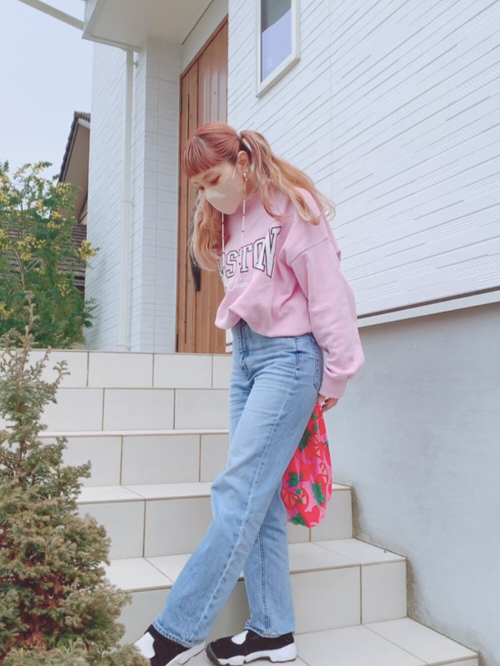 「春、カジュアル、春カラー、今日のコーデ、低身長、デニム、NIKE、ピンク、スウェット、シアートップス」｜「H&Mのアイテム（スウェット、ピンク系）」を使った、リリーさん（レディース・150cm）の春コーディネートの2枚目の写真