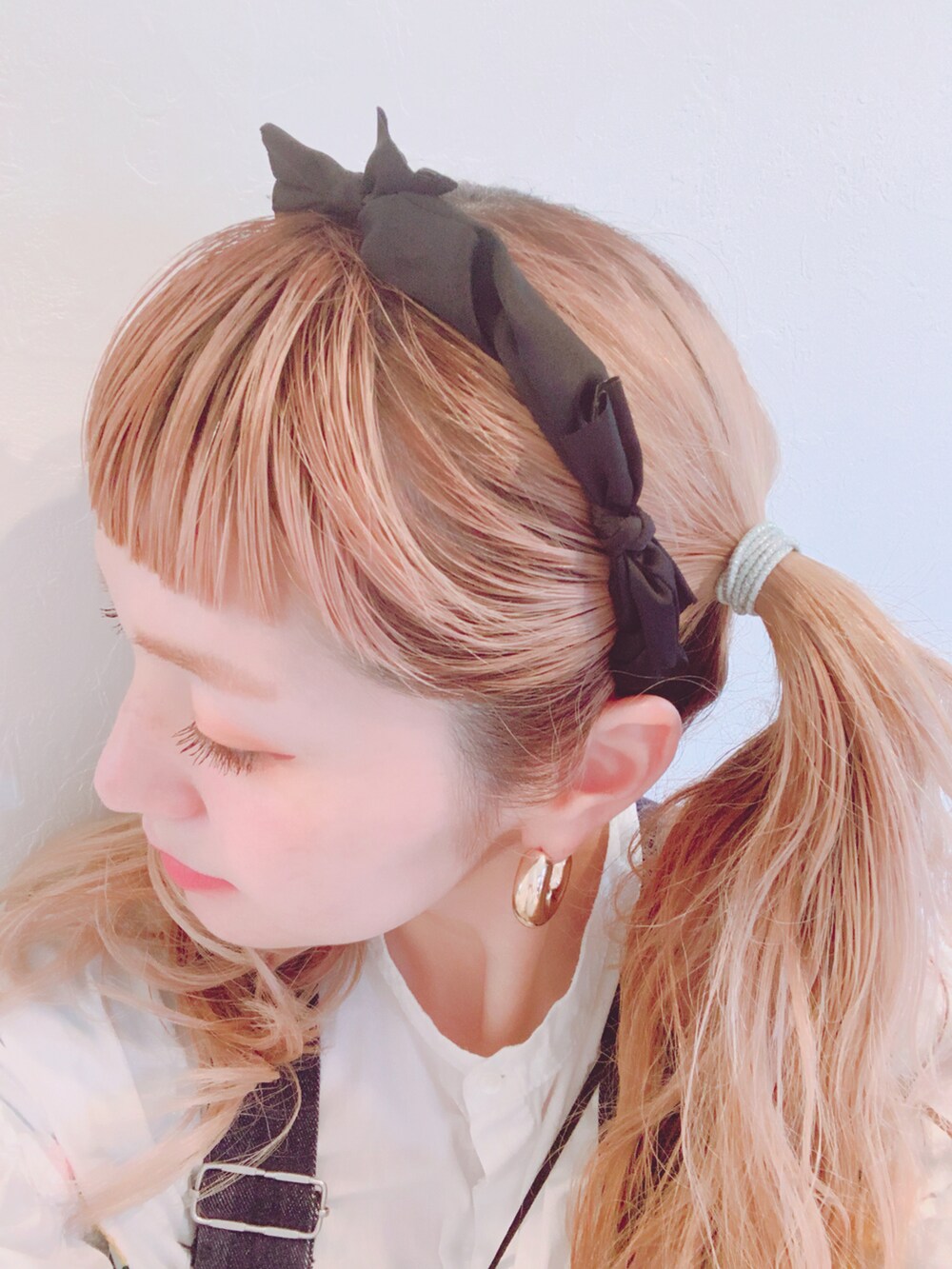 「春コーデ、大人ガーリー、低身長、大人カジュアル、サロペット、NIKE、アクアリフト、mystic、ZARA、ザラジョ、perna、カチューシャ、春」｜「ZARAのアイテム（シャツ/ブラウス、ホワイト系）」を使った、リリーさん（レディース・150cm）の春コーディネートの3枚目の写真