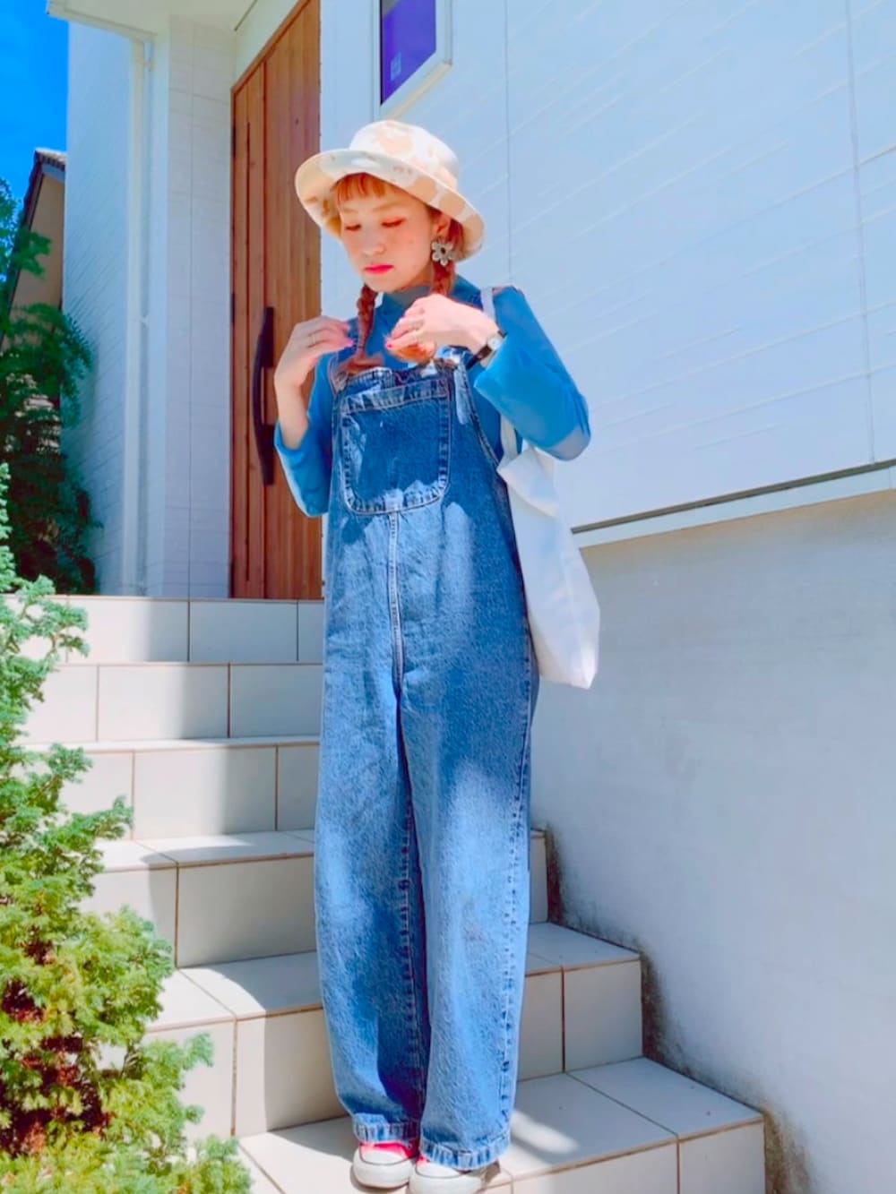 「秋服準備はじめました、初秋コーデ、秋服、スニーカー、ZARA、低身長女子、サロペット、ciaopanic、シアートップス、SLY、ハット、トートバッグ、sanself」｜「SLYのCOW PATTERN BUCKET HAT/バケットハット（ハット、ベージュ系）」を使った、リリーさん（レディース・150cm）の秋コーディネートの2枚目の写真