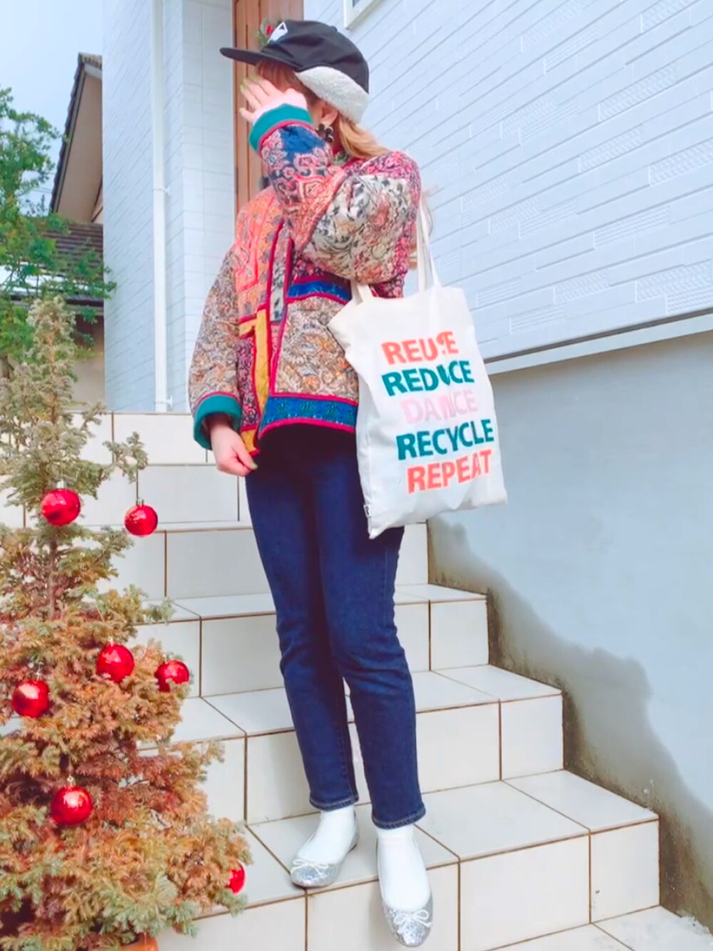 「オトナカジュアル、冬のコーデ、大人コーデ、低身長女子、大人かわいい、プチプラコーデ、GU、ZARA、VANS、キャップ、デニム、バレエシューズ、バレエシューズ×ソックス」｜「GUのアイテム（デニムパンツ、ブルー系）」を使った、リリーさん（レディース・150cm）の冬コーディネートの3枚目の写真