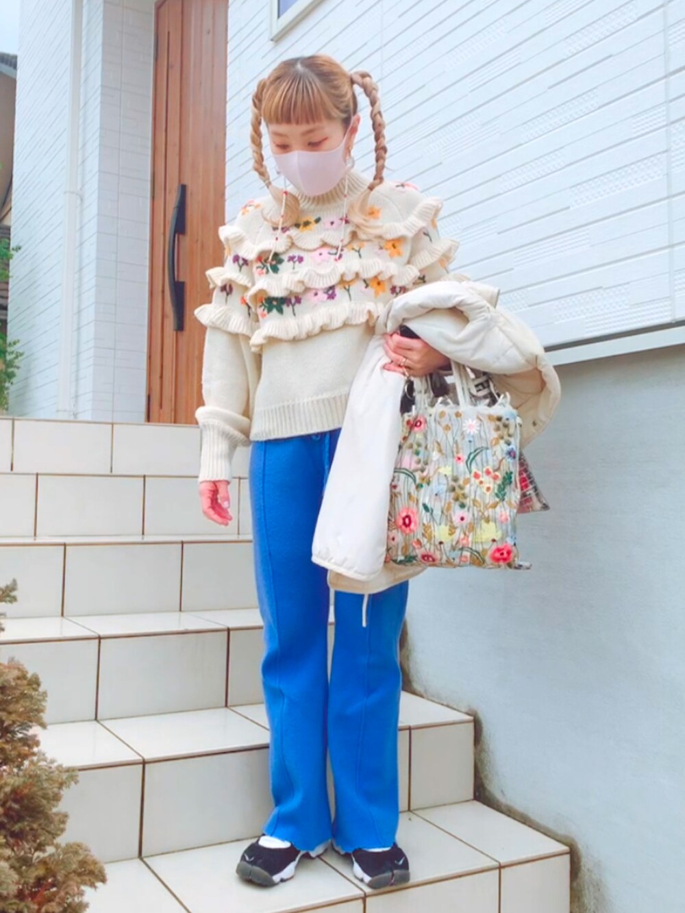 「ゆるコーデ、ラクチンコーデ、パンツスタイル、ブルー、ZARA、wcloset、NIKE、低身長、150cm、ザラジョ」｜「Alley by w closetの【Alley】センタータック入りニットパンツ（その他パンツ、ブルー系）」を使った、リリーさん（レディース・150cm）の冬コーディネートの3枚目の写真