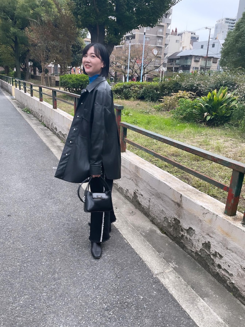 「ファッションを楽しもう、あったかコーデ、シンプル、大人カジュアル、モノトーン、デニムコーデ、カラーコーデ、タートルネック、ミニバッグ、リブニット、ファッションの力を信じよう、黒、ブラックコーデ、WEARyouthコーデ」｜「ZARAのアイテム（ライダースジャケット、ブラック系）」を使った、Fu-kaさん（レディース・162cm）の秋コーディネートの2枚目の写真