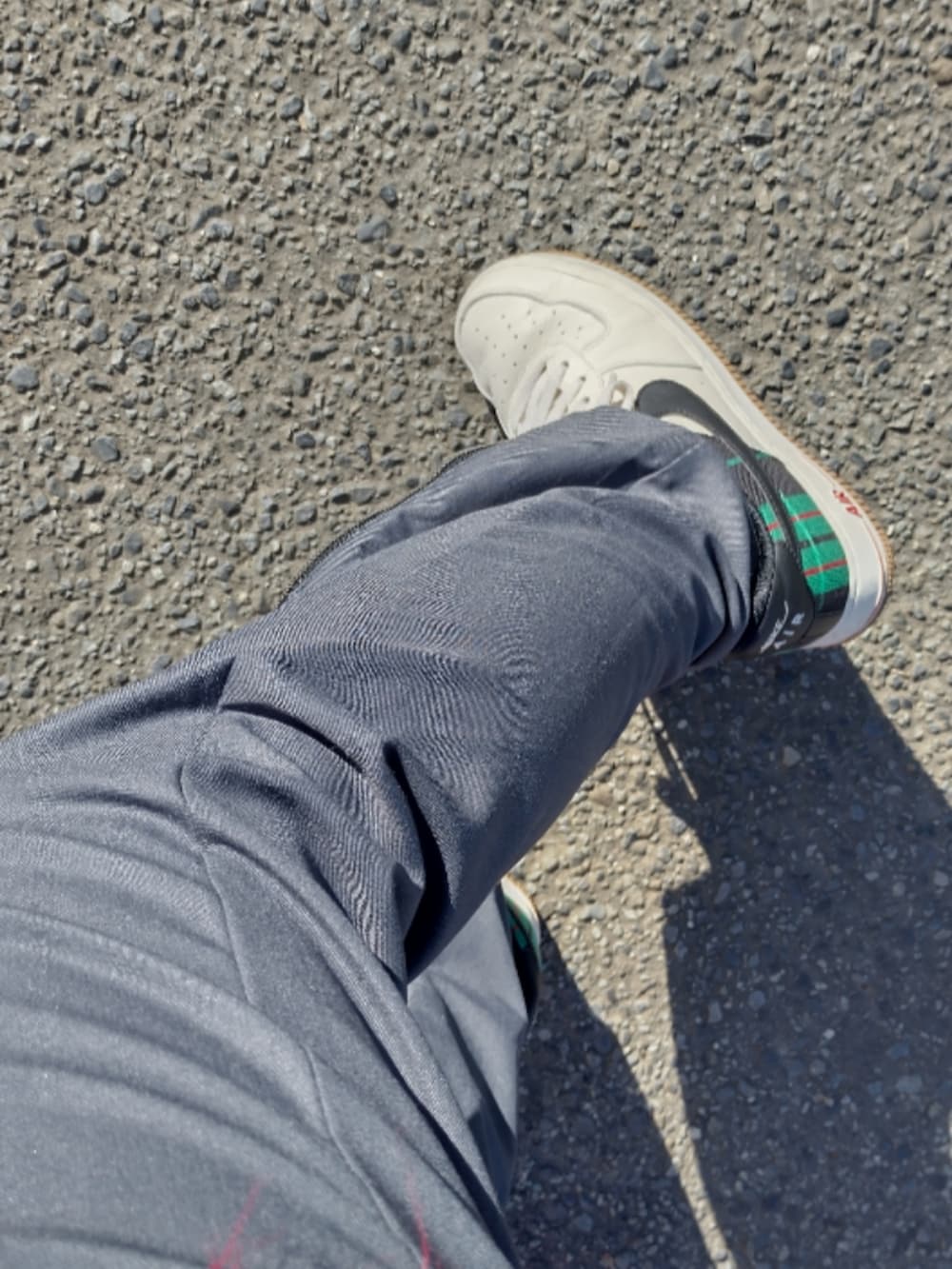 レッド系のニット/セーター、ホワイト系のデニムジャケット、グレー系のスラックスを着用したメンズの冬コーディネートの3枚目の写真