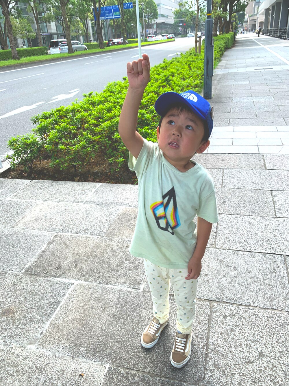 グリーン系のTシャツ/カットソー、ベージュ系のパンツ、ベージュ系のスニーカーを着用したレディースの夏コーディネートの2枚目の写真