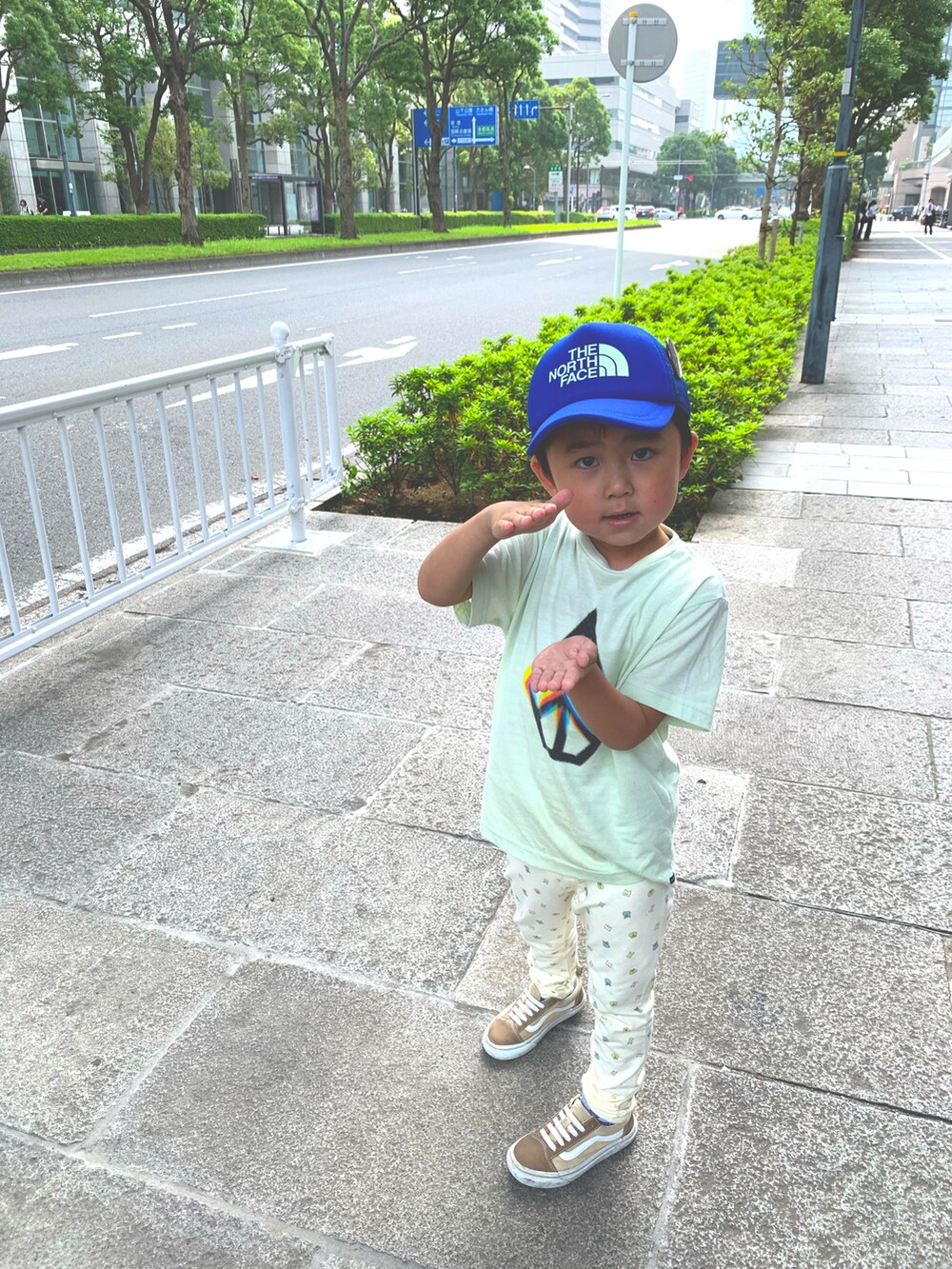 グリーン系のTシャツ/カットソー、ベージュ系のパンツ、ベージュ系のスニーカーを着用したレディースの夏コーディネートの3枚目の写真