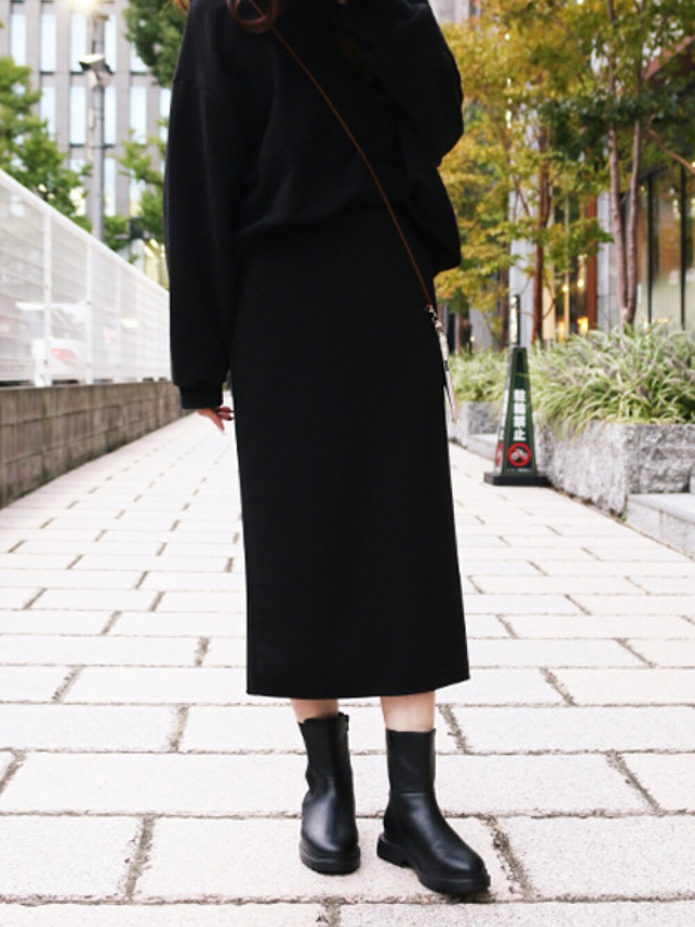 ブラック系のブーツを着用したレディースの秋コーディネートの3枚目の写真