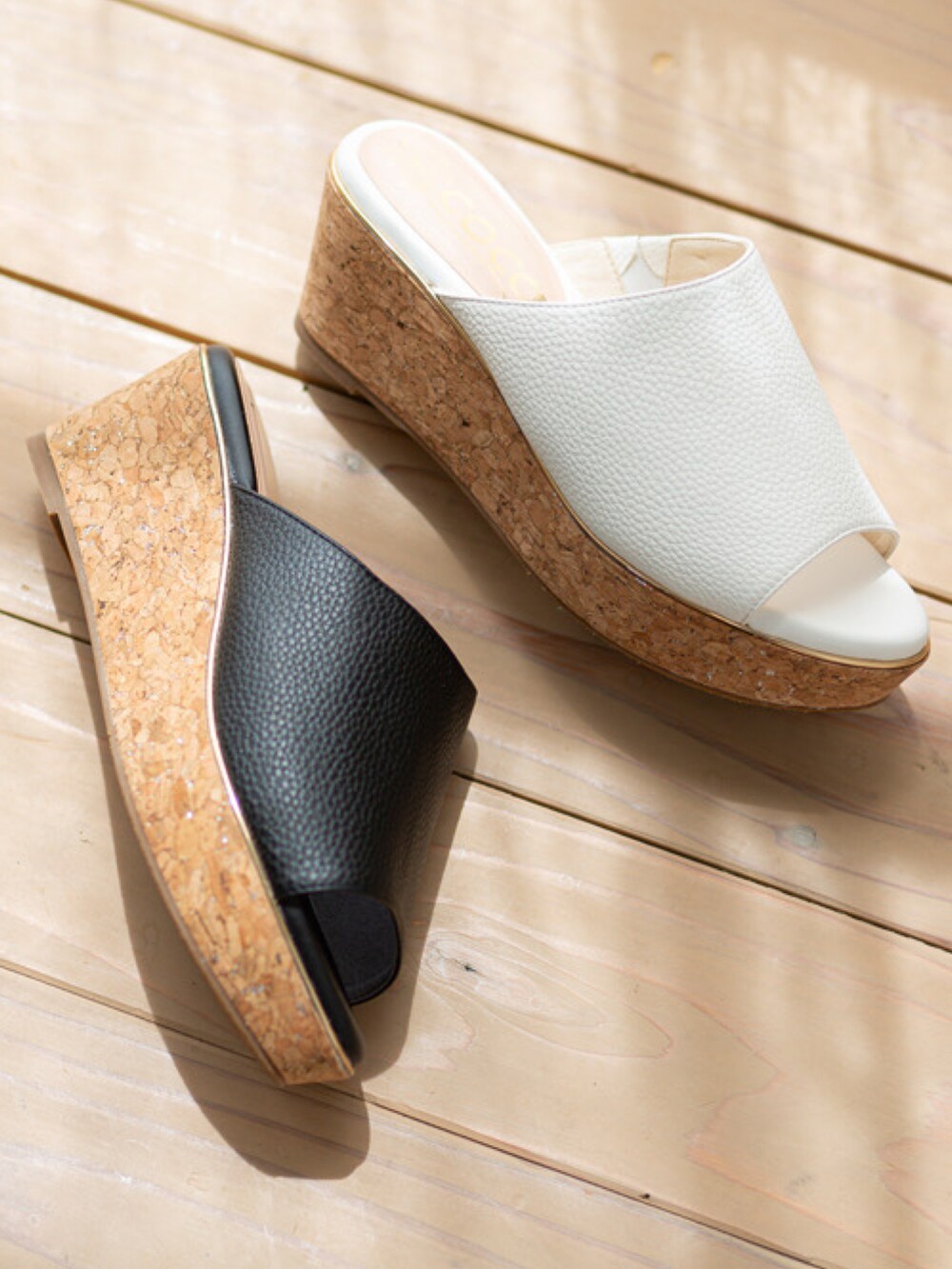 シルバー系のサンダル、ブラック系のスカート、ホワイト系のTシャツ/カットソーを着用したレディースの夏コーディネートの5枚目の写真