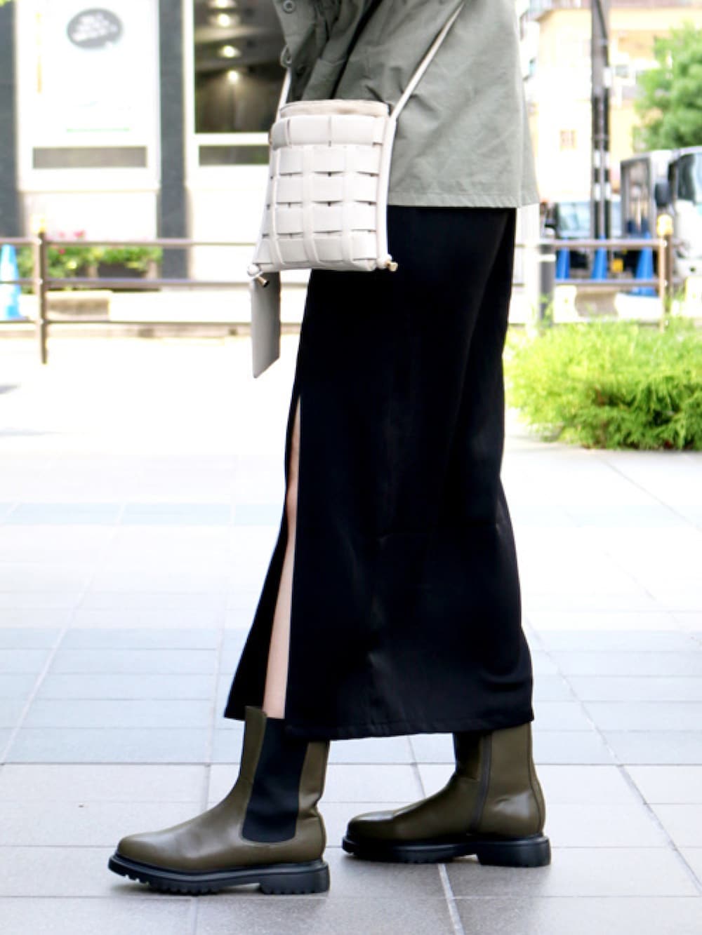 ブラック系のブーツを着用したレディースの秋コーディネートの4枚目の写真