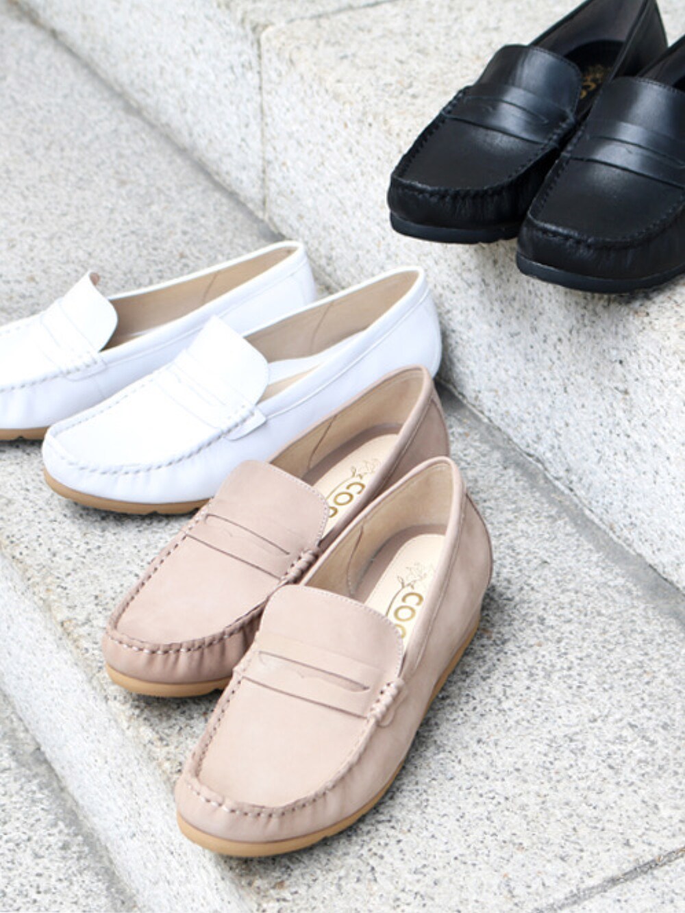 ホワイト系のショルダーバッグ、ホワイト系のローファー、ブルー系のデニムパンツを着用したレディースの夏コーディネートの5枚目の写真