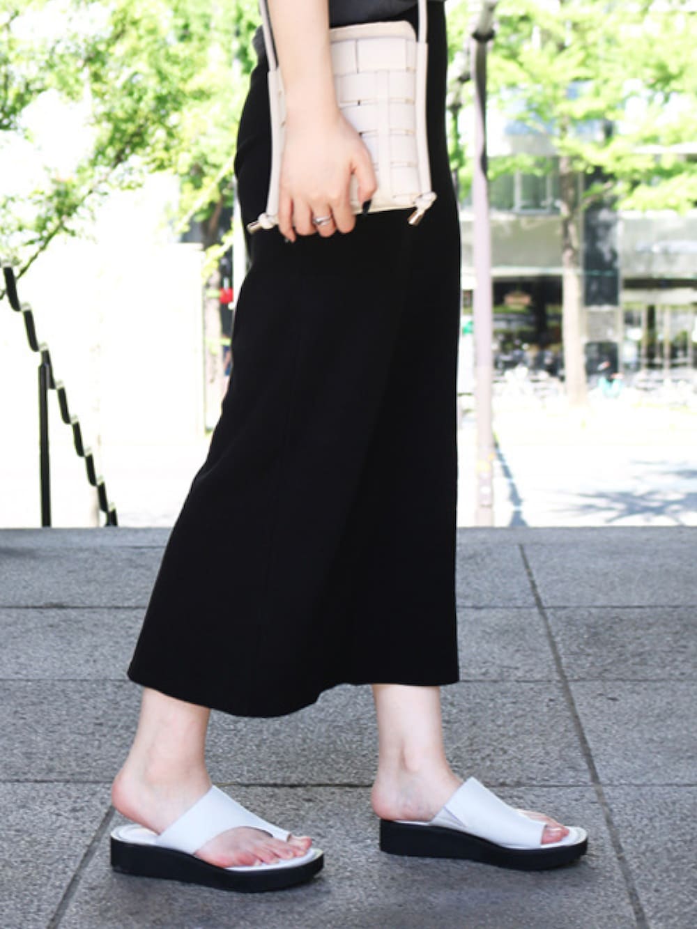 「夏コーデ、今日のコーデ、カジュアル、大人かわいい、休日コーデ、夏、シンプルコーデ、ワンピース、リラックススタイル、いいね、save、フォローお願いします🤑、サンダル、厚底サンダル、韓国好きな人と繋がりたい」｜「Ungridのアメスリテレコフィットワンピース（ワンピース、ブラック系）」を使った、4️⃣さん（レディース・168cm）の夏コーディネートの2枚目の写真