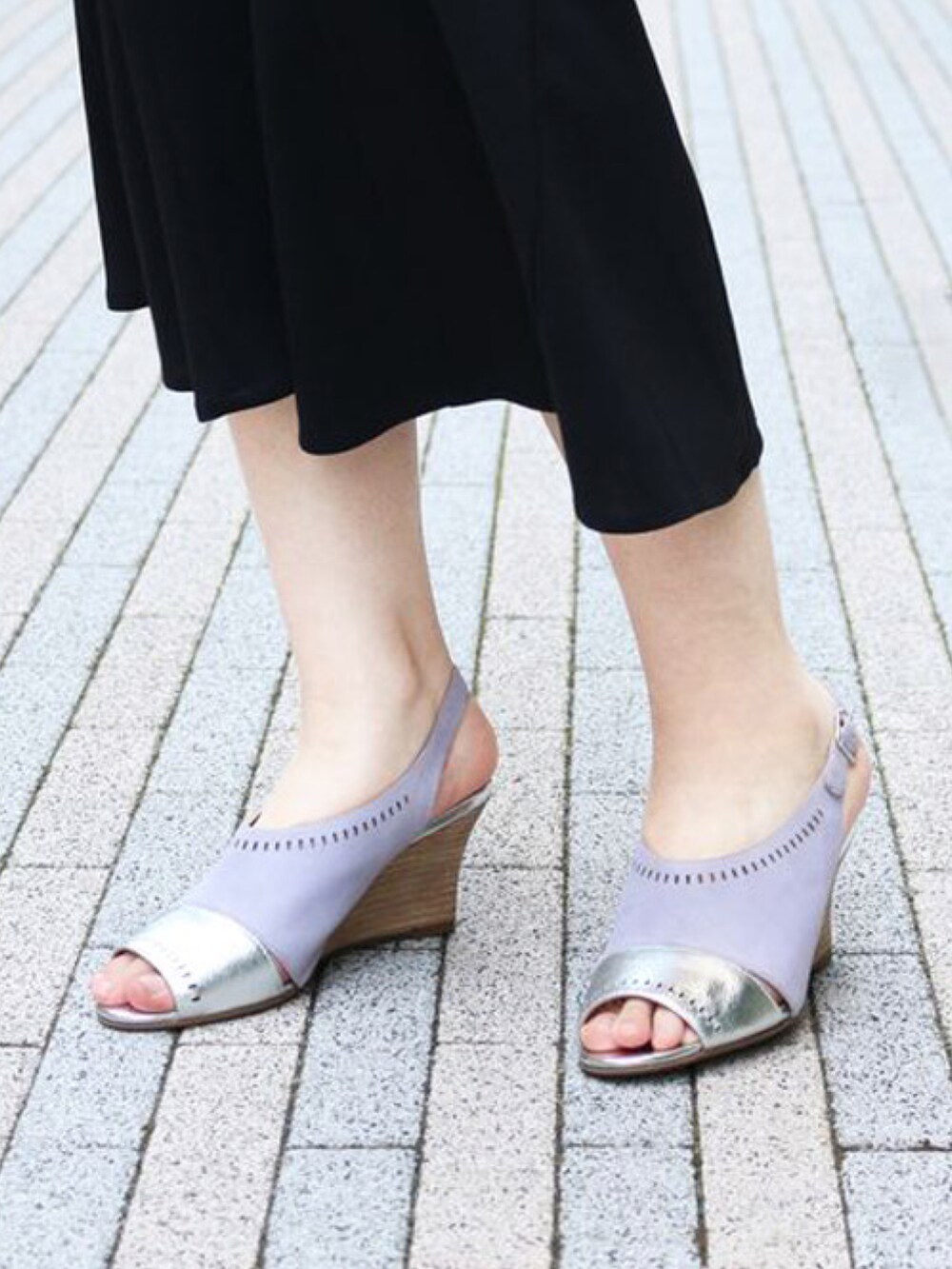 ホワイト系のTシャツ/カットソー、パープル系のサンダルを着用したレディースの夏コーディネートの3枚目の写真