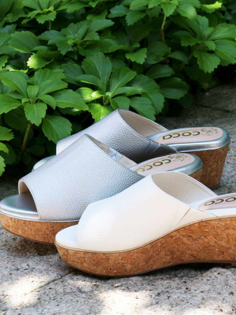 シルバー系のサンダル、ブラック系のスカート、ホワイト系のTシャツ/カットソーを着用したレディースの夏コーディネートの4枚目の写真