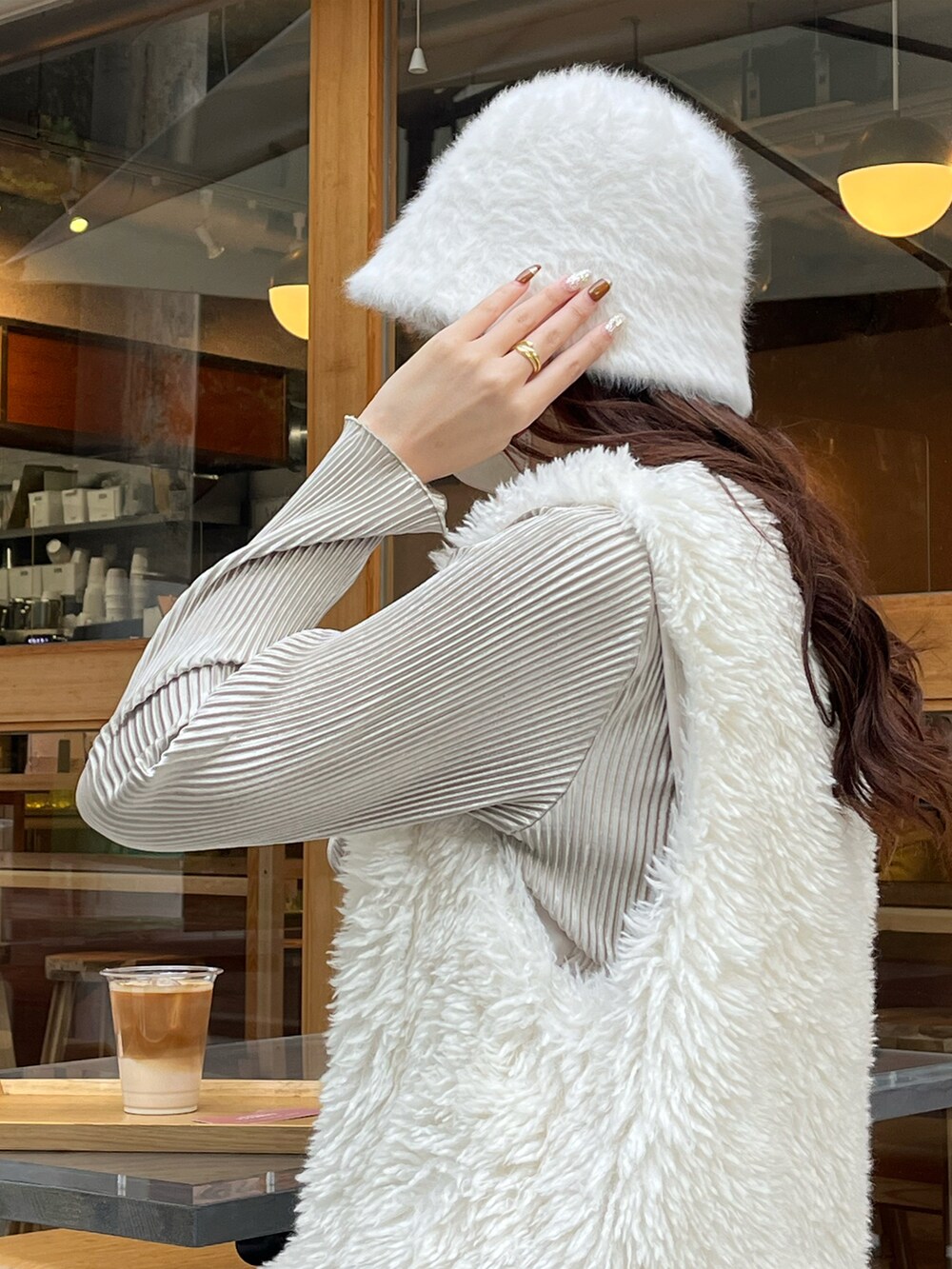 「秋コーデ、シンプルコーデ、今日のコーデ、ファーベスト、韓国ファッション、韓国好きな人と繋がりたい、韓国、お出かけコーデ、オトナカワイイ、冬コーデ、いいね、save、フォローお願いします🤑、お洒落さんとつながりたい、ブーツ、オトナ女子、ショートブーツ」｜「ap retroのスリットロングキャミワンピース（ワンピース、ブラック系）」を使った、4️⃣さん（レディース・168cm）の秋コーディネートの2枚目の写真