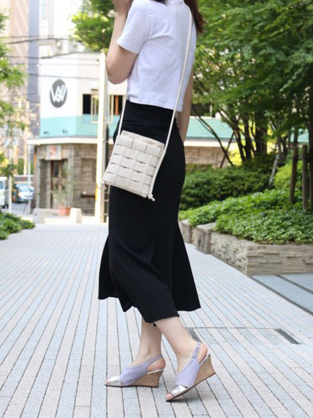 ホワイト系のTシャツ/カットソー、パープル系のサンダルを着用したレディースの夏コーディネートの2枚目の写真