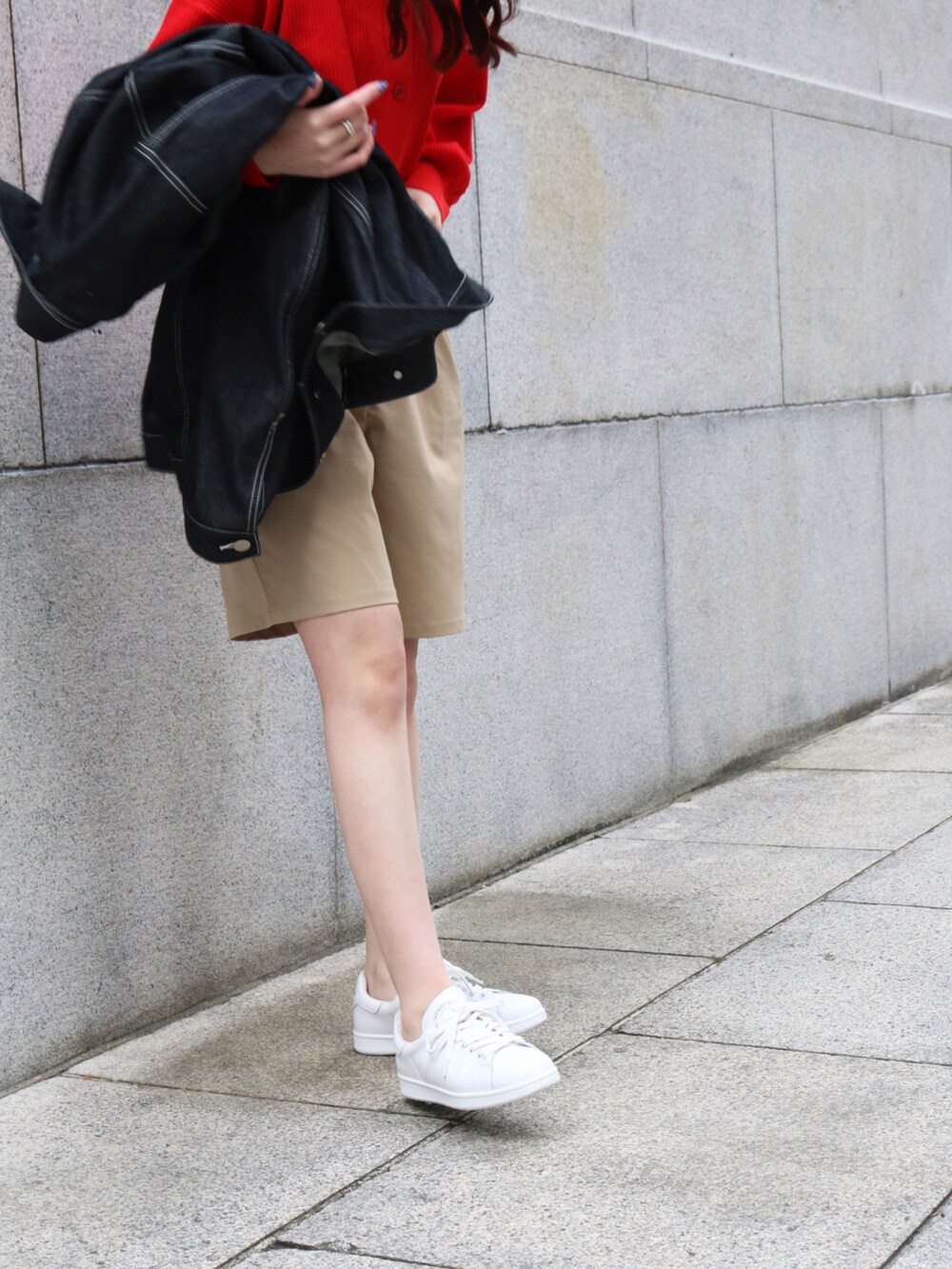 ベージュ系のチノパンツ、ホワイト系のスニーカー、レッド系のカーディガン/ボレロを着用したレディースの春コーディネートの2枚目の写真