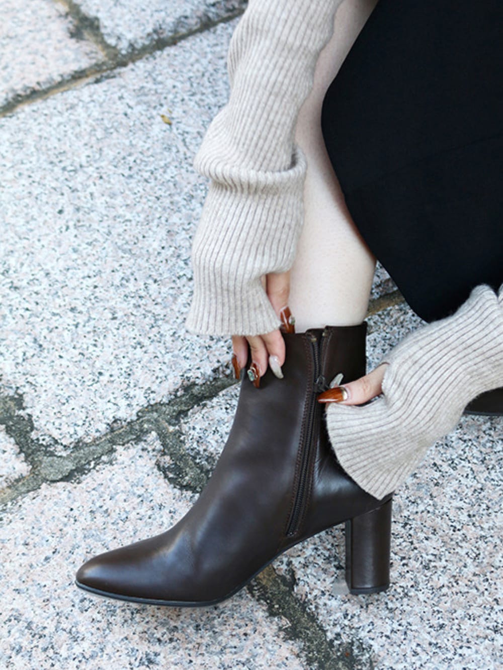 ブラウン系のブーツ、ベージュ系のニット/セーターを着用したレディースの秋コーディネートの5枚目の写真
