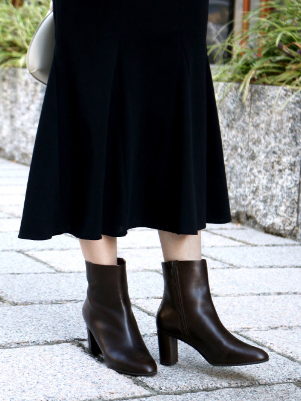 ブラウン系のブーツ、ベージュ系のニット/セーターを着用したレディースの秋コーディネートの4枚目の写真