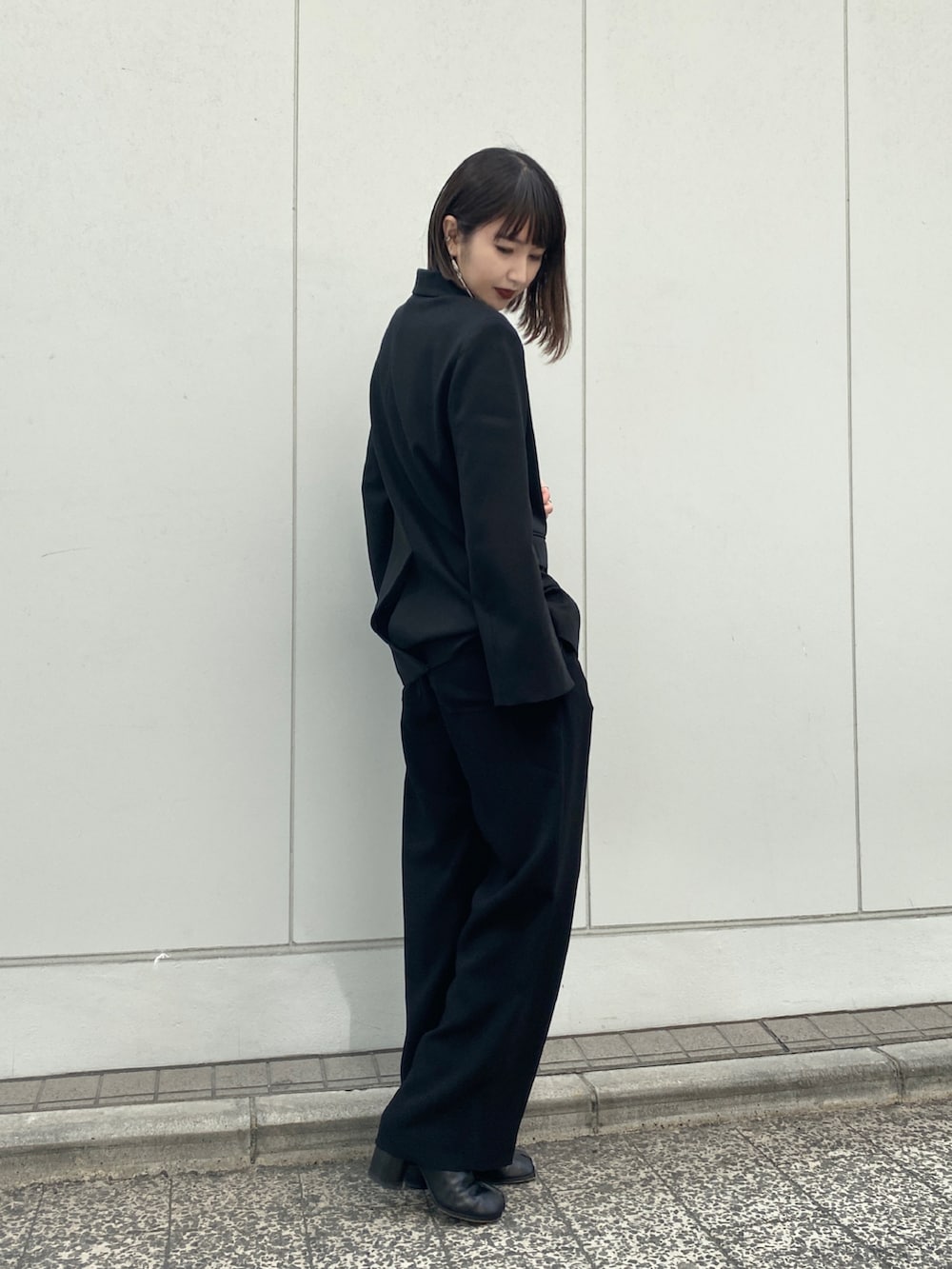 ブラック系のジャケット/アウター、ブラック系のその他パンツ、その他のその他を着用したレディースの春コーディネートの2枚目の写真