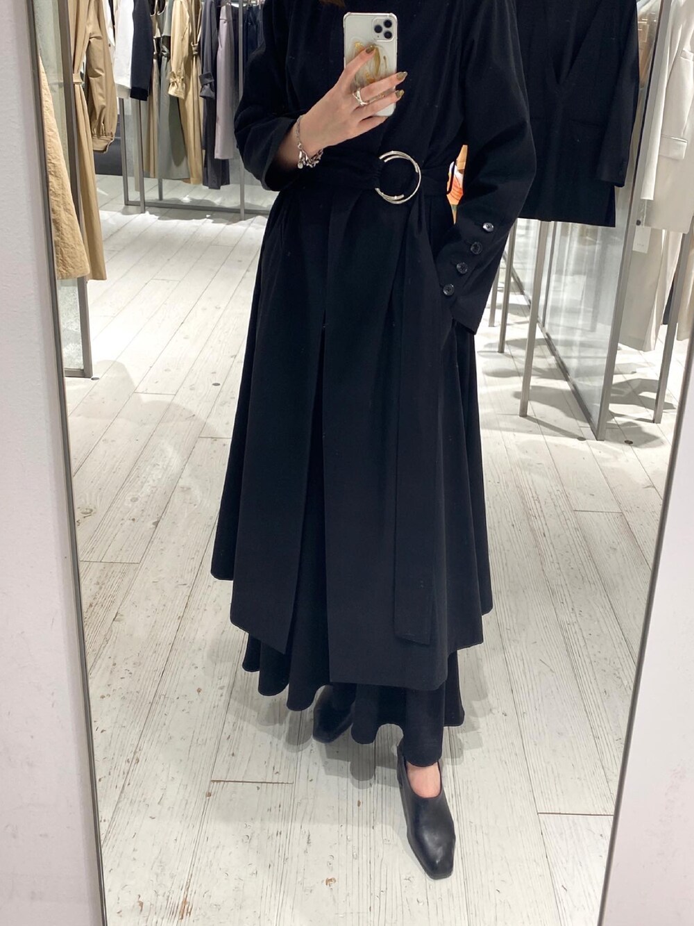 ブラック系のその他アウター、ブラック系のブーツ、その他のその他を着用したレディースの春コーディネートの2枚目の写真