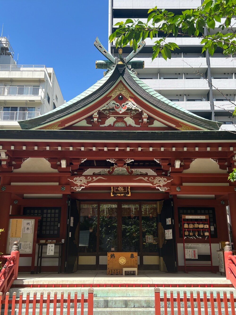 グリーン系のTシャツ/カットソー、ブラック系のその他パンツ、レッド系のスニーカーを着用したメンズの春コーディネートの4枚目の写真