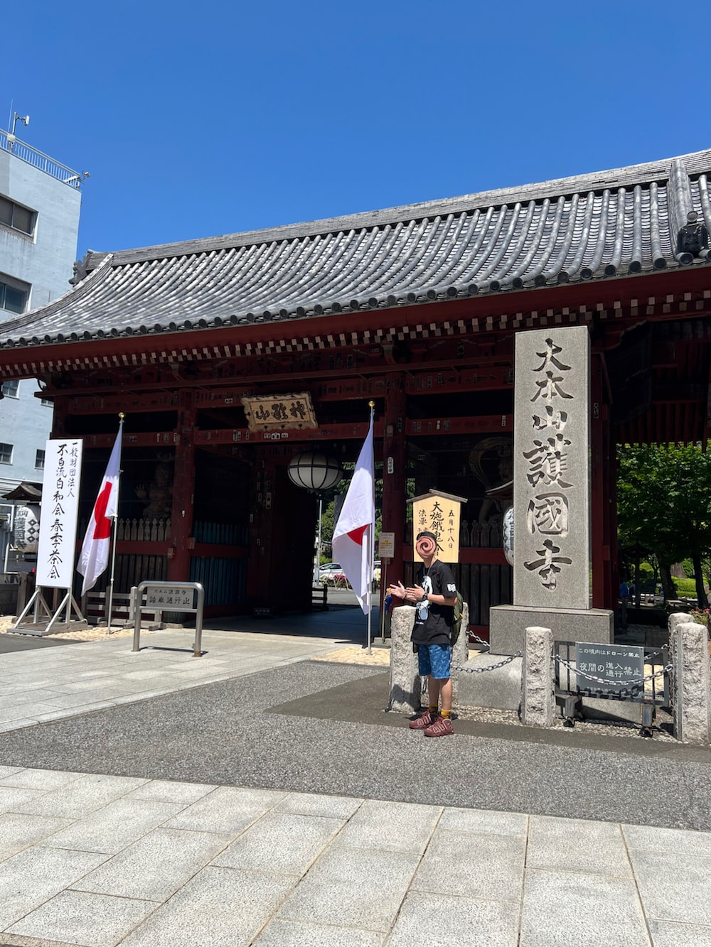 ブラック系のTシャツ/カットソー、ブルー系のデニムパンツ、ブラウン系のスニーカーを着用したメンズの春コーディネートの3枚目の写真