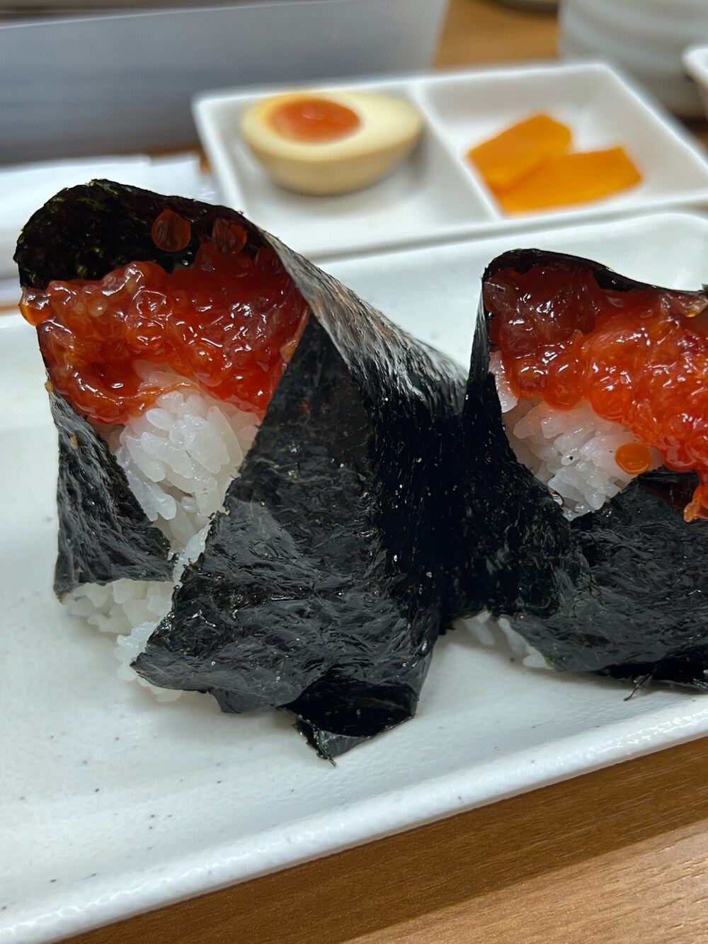 ホワイト系のTシャツ/カットソー、グリーン系のバックパック/リュック、ブラック系のチノパンツを着用したメンズの夏コーディネートの2枚目の写真