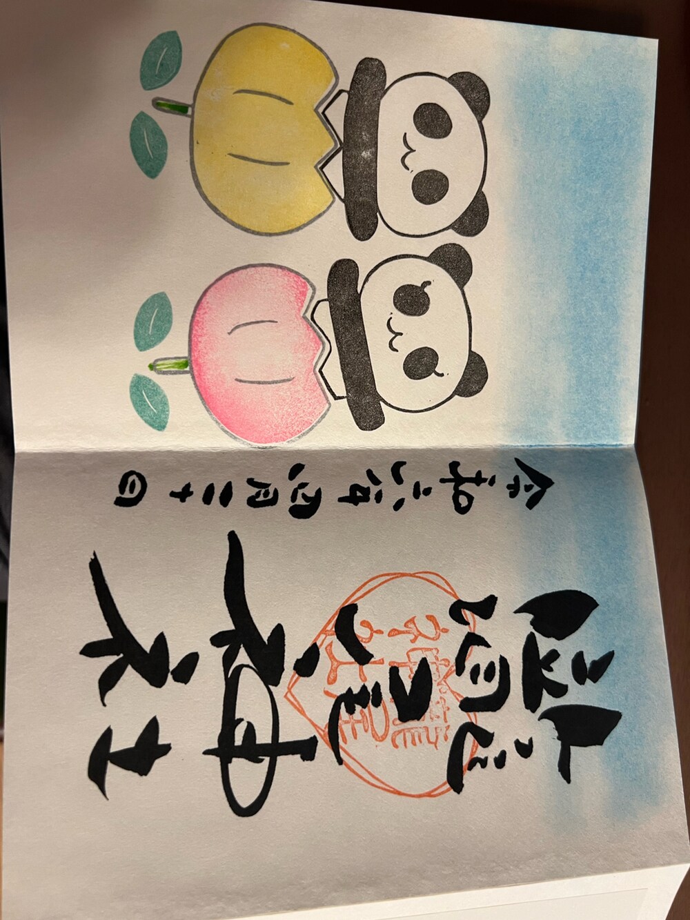 ブラック系のTシャツ/カットソー、グリーン系のデニムパンツ、レッド系のスニーカーを着用したメンズの春コーディネートの5枚目の写真