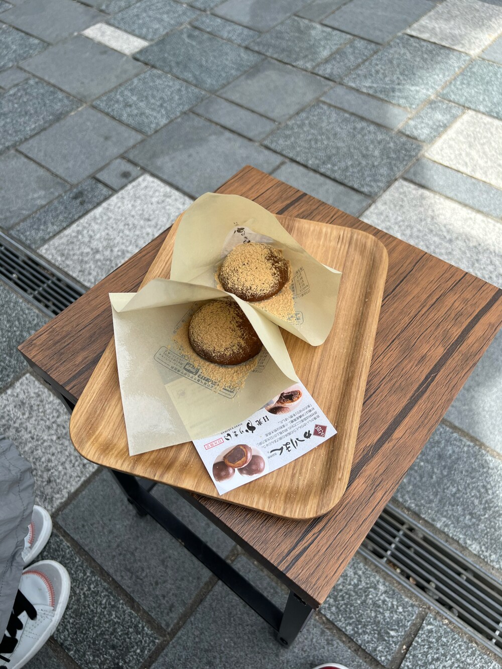 ブラック系のTシャツ/カットソー、グリーン系のデニムパンツ、レッド系のスニーカーを着用したメンズの春コーディネートの4枚目の写真