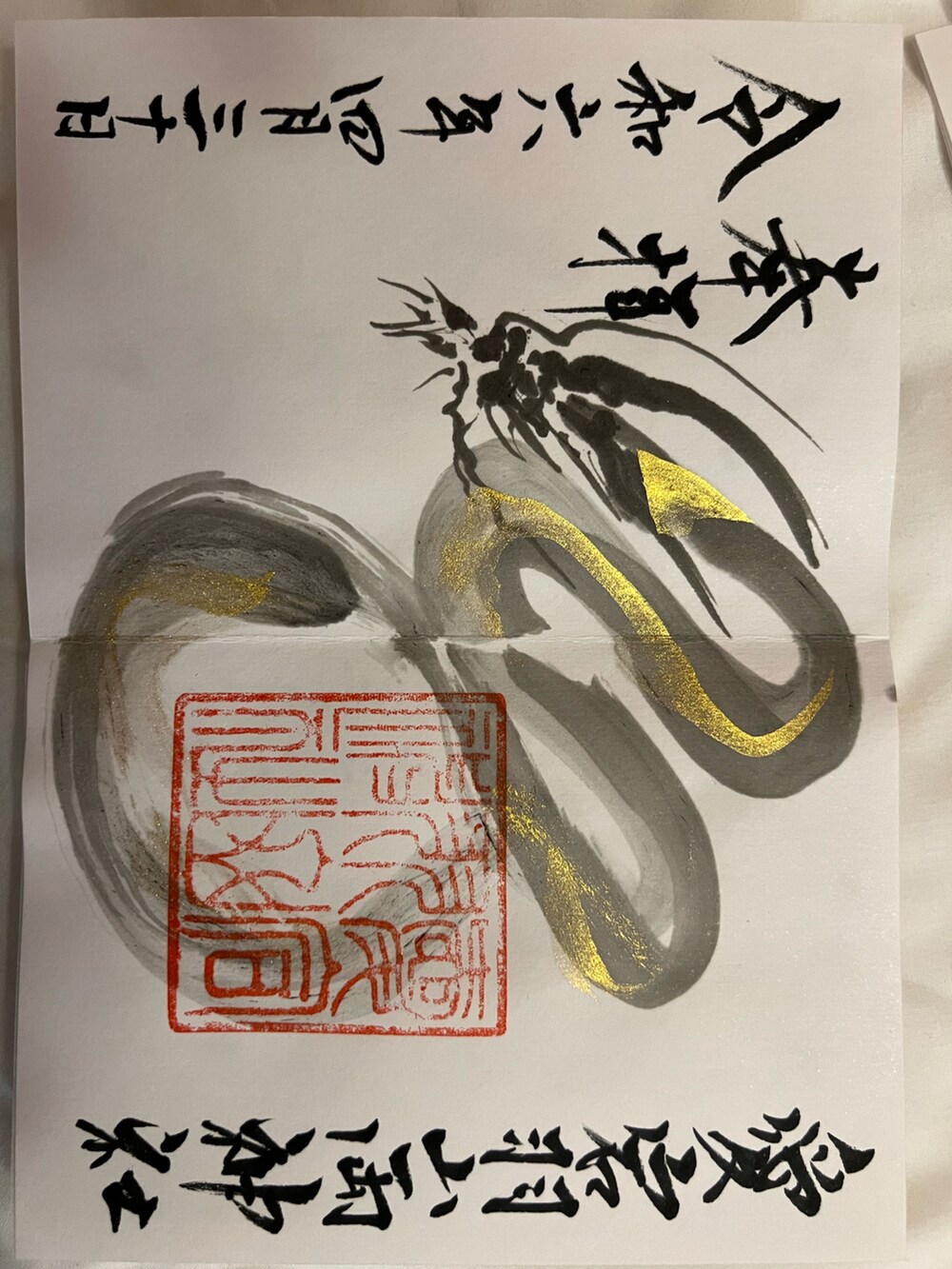 ブラック系のTシャツ/カットソー、ブルー系のデニムパンツ、その他のスニーカーを着用したメンズの春コーディネートの4枚目の写真