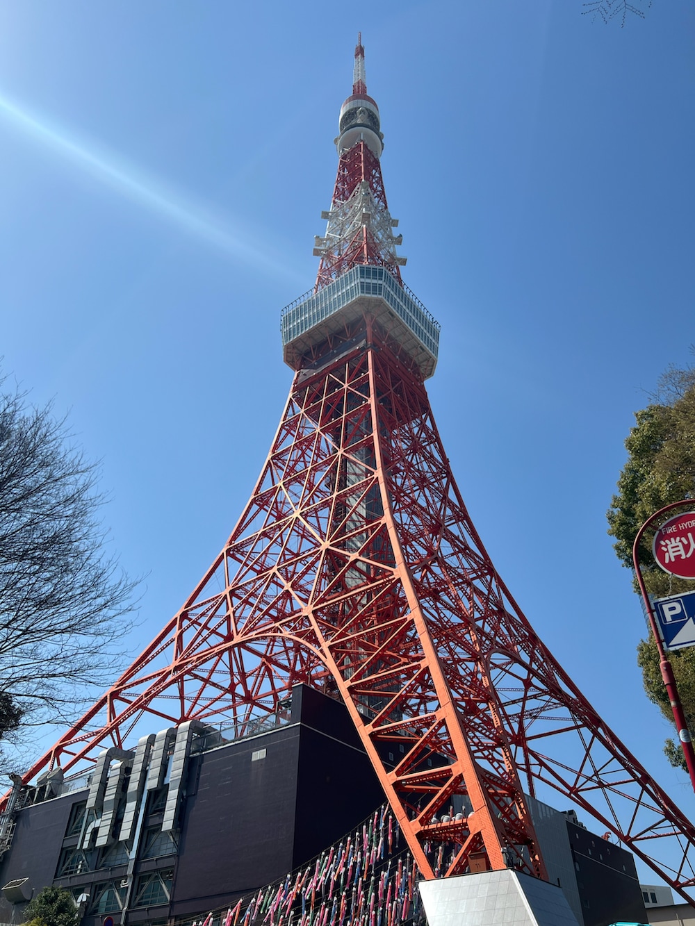 ブラック系のその他アウター、レッド系のスニーカーを着用したメンズの春コーディネートの3枚目の写真