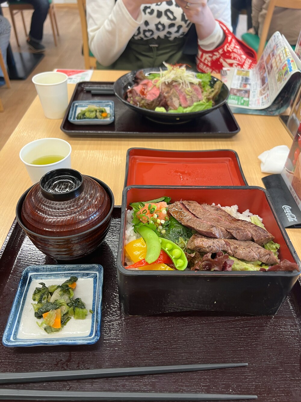 ブラック系のTシャツ/カットソー、ブルー系のデニムパンツ、その他のスニーカーを着用したメンズの春コーディネートの5枚目の写真