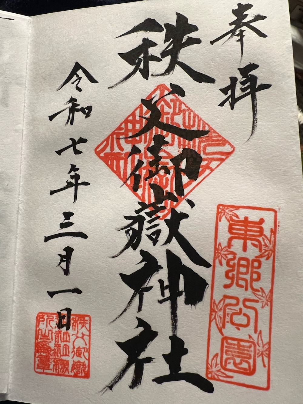 ブラック系のスウェット、ベージュ系のスニーカー、ブラック系のキャップを着用したメンズの春コーディネートの5枚目の写真