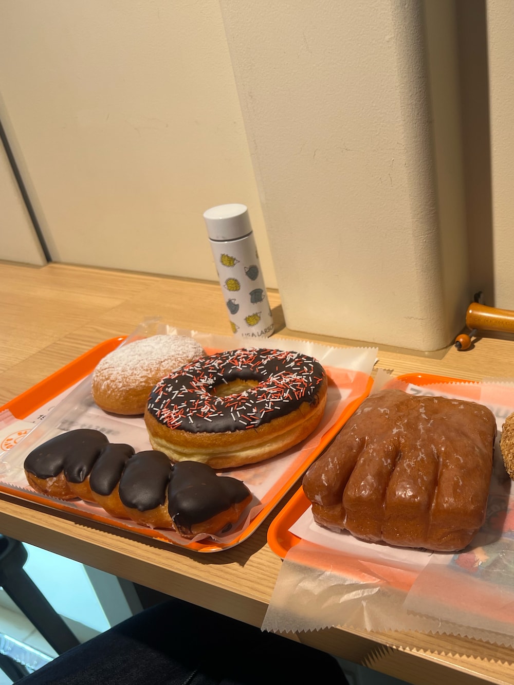 ブルー系のスタジャン、ブルー系のスウェット、ブルー系のデニムパンツを着用したメンズの冬コーディネートの2枚目の写真