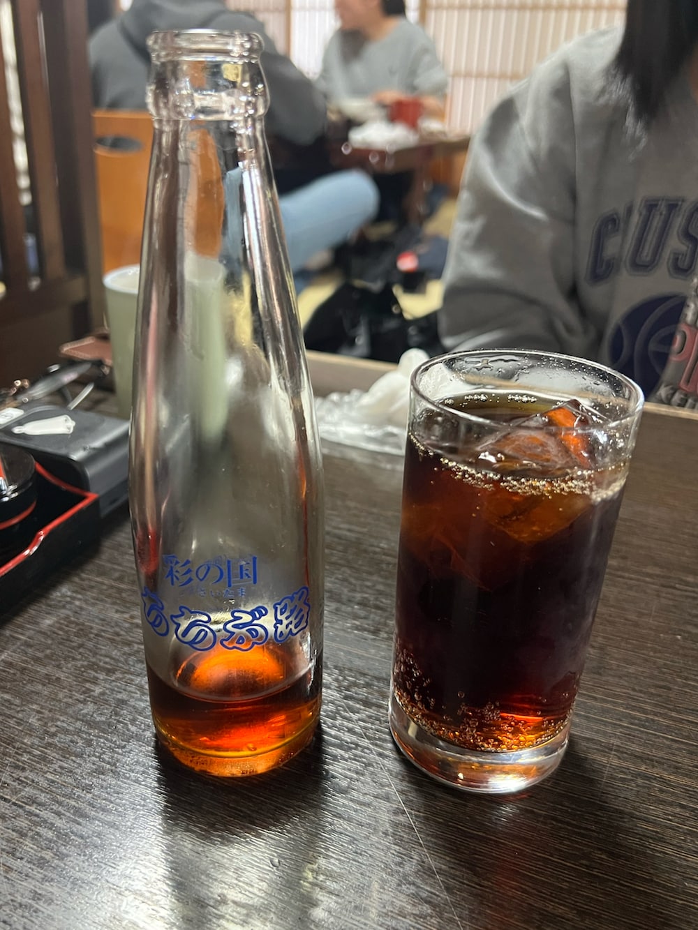 ブラック系のスウェット、ベージュ系のスニーカー、ブラック系のキャップを着用したメンズの春コーディネートの3枚目の写真