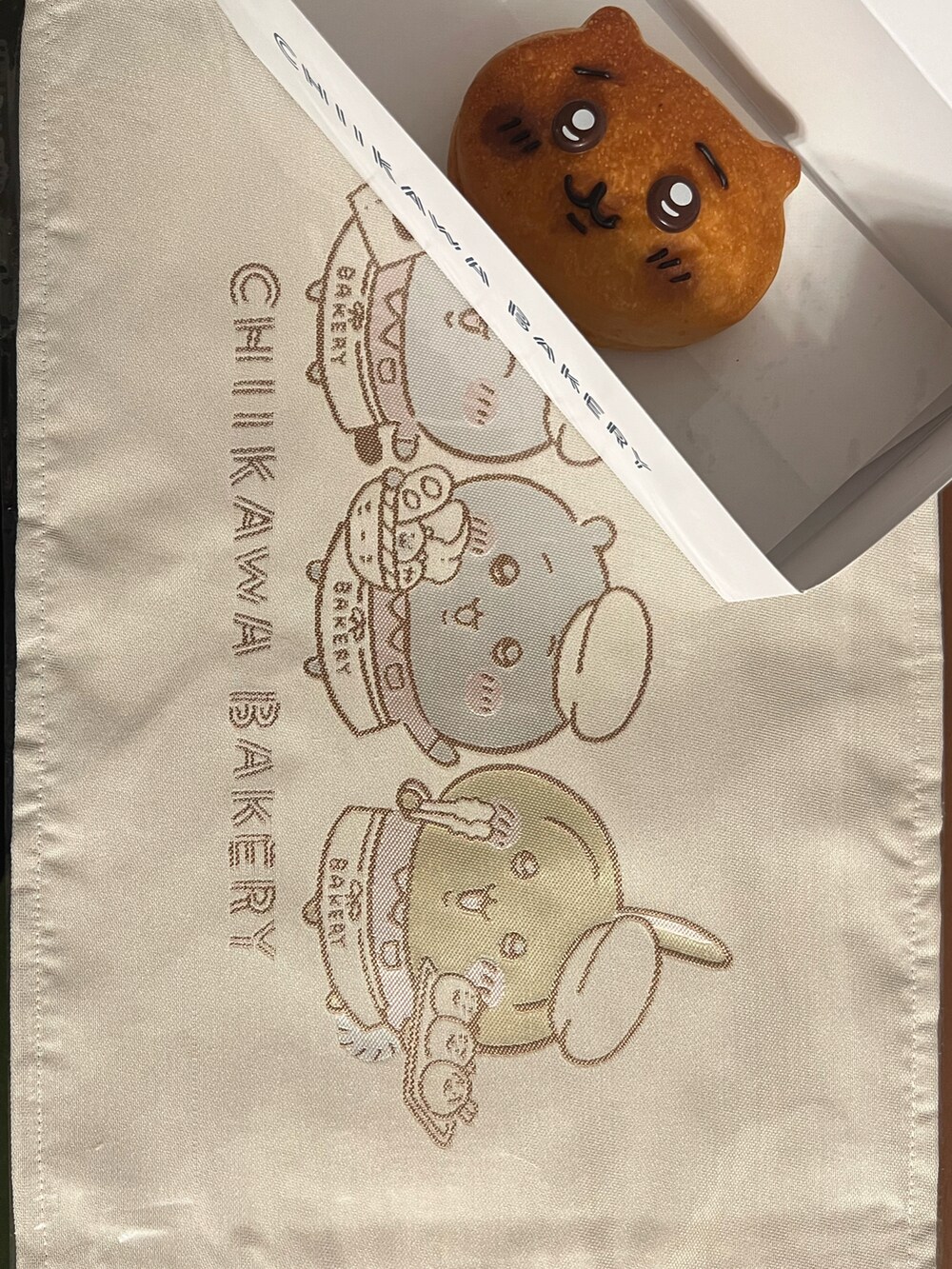 ブラック系のTシャツ/カットソー、レッド系のスニーカー、ブラック系のキャップを着用したメンズの秋コーディネートの3枚目の写真