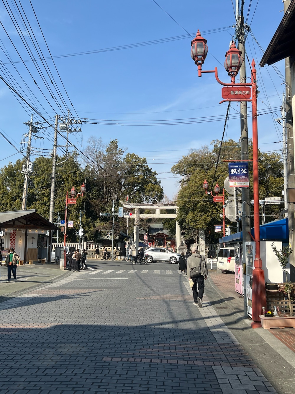 ブラック系のスウェット、ベージュ系のスニーカー、ブラック系のキャップを着用したメンズの春コーディネートの4枚目の写真