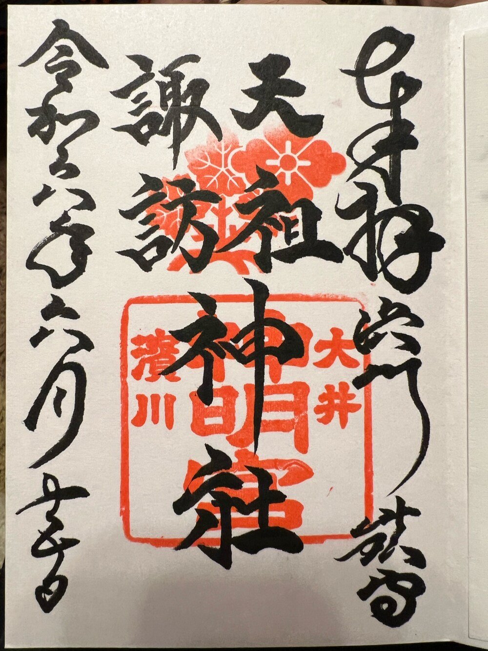 ホワイト系のTシャツ/カットソー、グリーン系のバックパック/リュック、ブラック系のチノパンツを着用したメンズの夏コーディネートの3枚目の写真