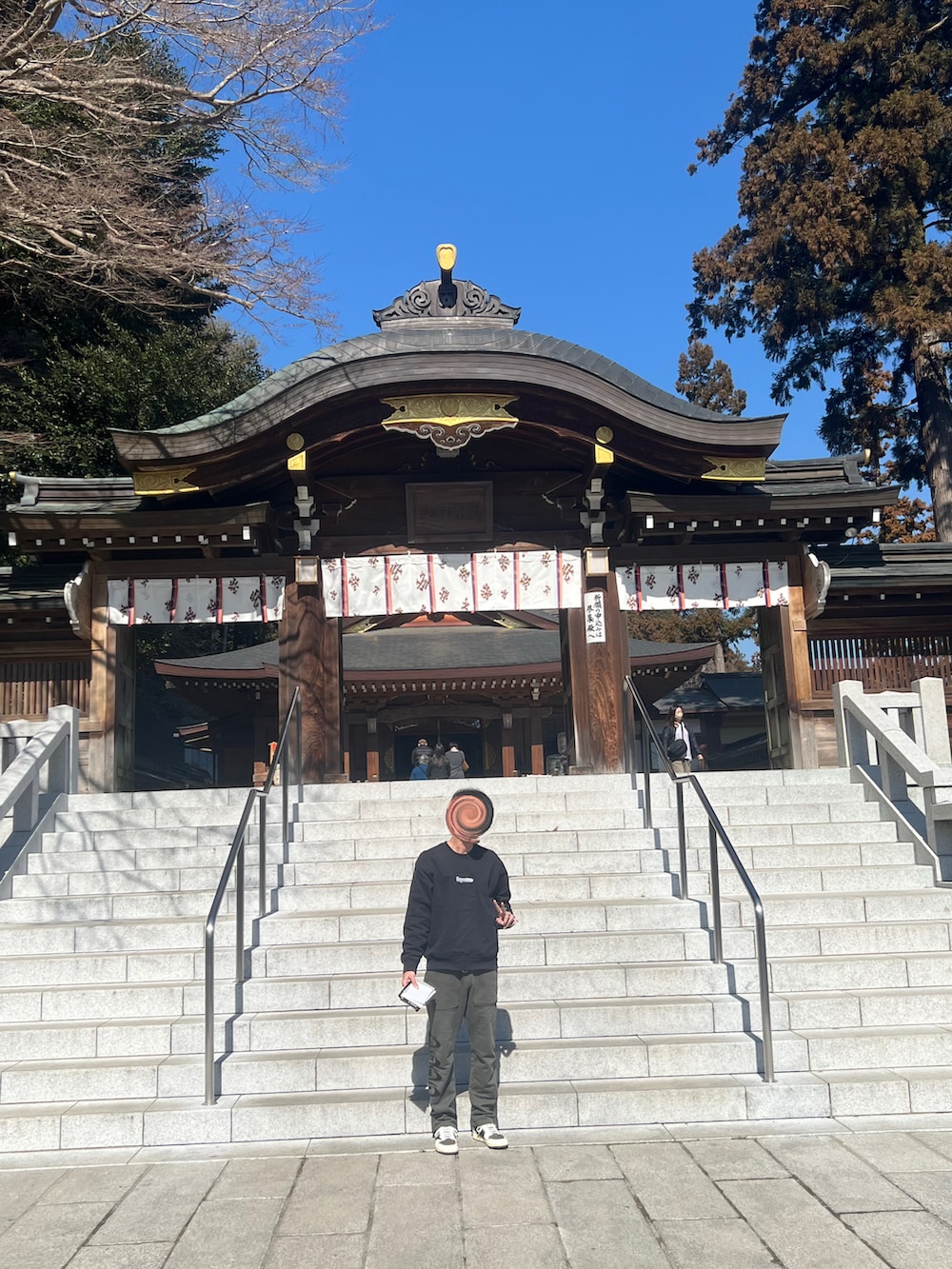 ブラック系のスウェット、ベージュ系のスニーカー、ブラック系のキャップを着用したメンズの春コーディネートの2枚目の写真