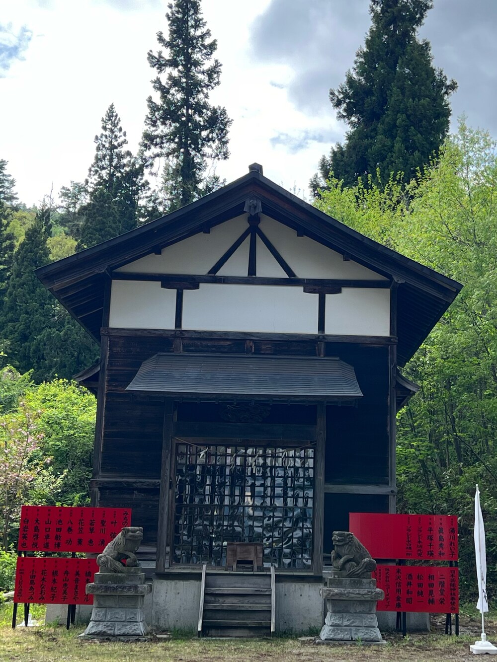 ブラック系のTシャツ/カットソー、ブルー系のデニムパンツ、その他のスニーカーを着用したメンズの春コーディネートの2枚目の写真