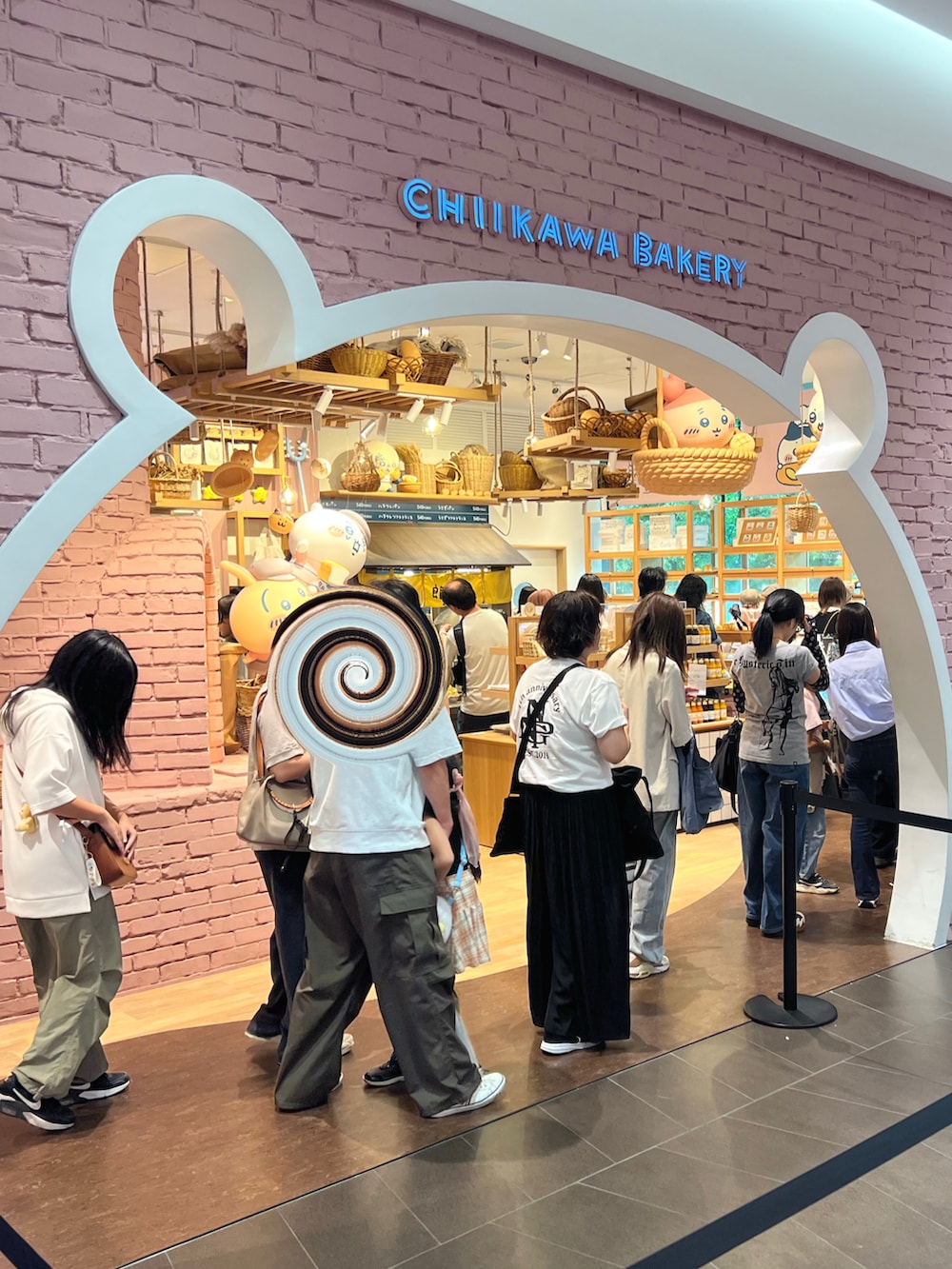 ブラック系のTシャツ/カットソー、レッド系のスニーカー、ブラック系のキャップを着用したメンズの秋コーディネートの2枚目の写真