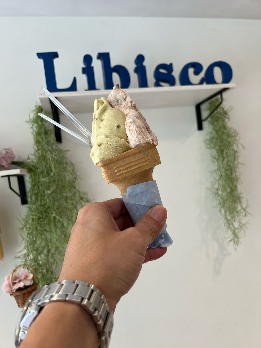 グリーン系のTシャツ/カットソー、ブラック系のその他パンツ、レッド系のスニーカーを着用したメンズの春コーディネートの2枚目の写真