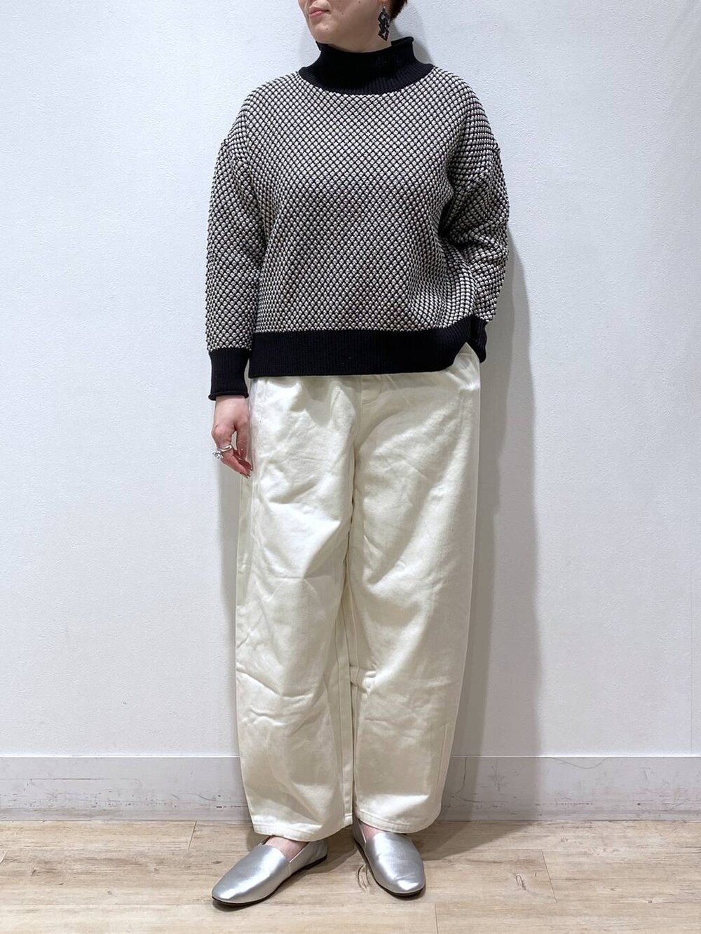 その他のパンプス、ベージュ系のその他パンツ、ブラック系のショルダーバッグを着用したレディースの冬コーディネートの4枚目の写真