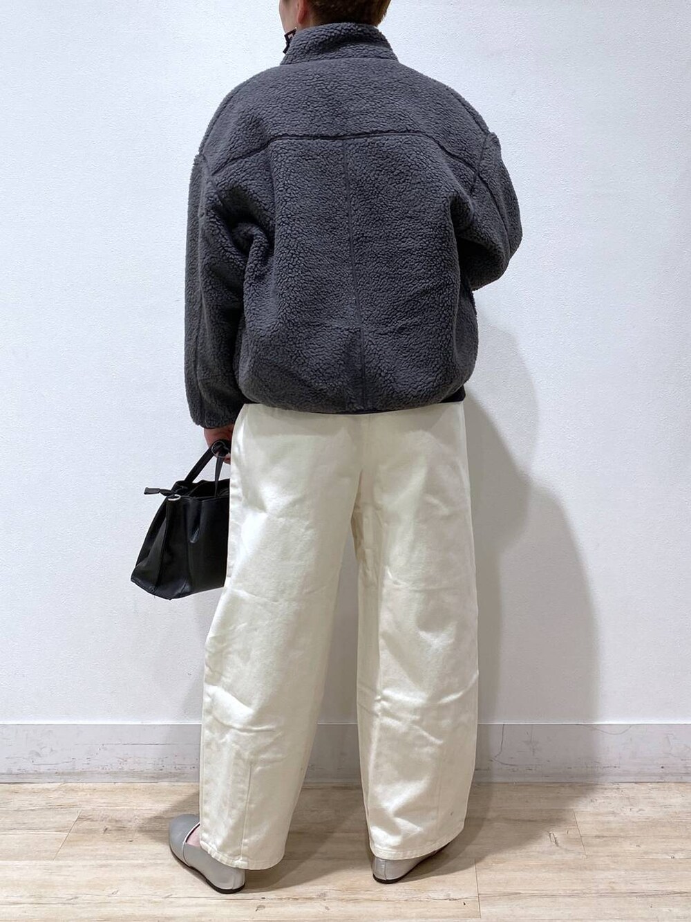 その他のパンプス、ベージュ系のその他パンツ、ブラック系のショルダーバッグを着用したレディースの冬コーディネートの3枚目の写真