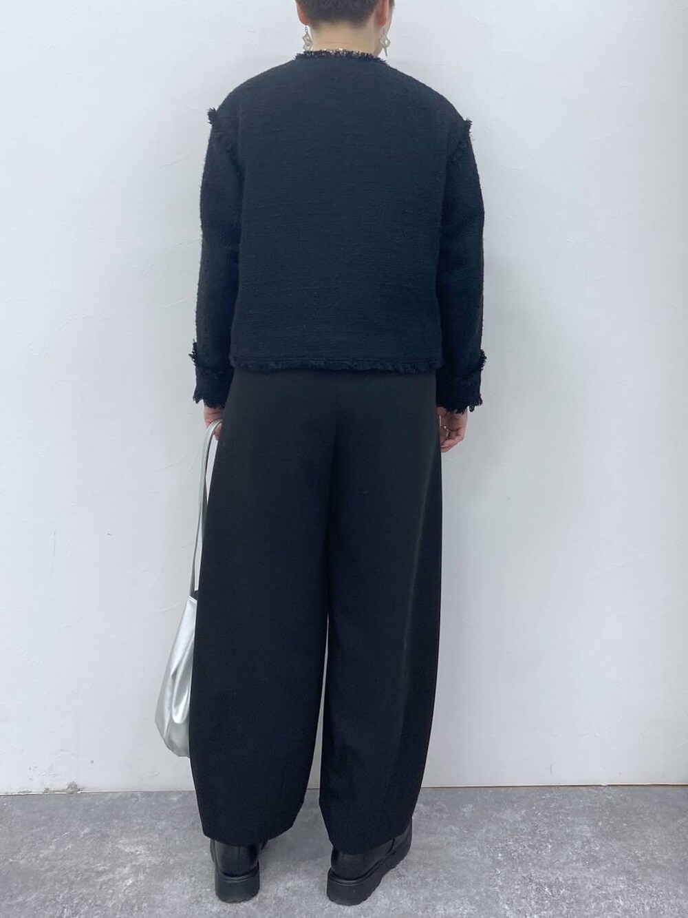 「ベーシック/シンプル、studio CLIP、オケージョンコーデ_studioCLIP、オケージョン、ジャケット、パンツ、ブラウス、WEB限定、みんなのリクエストパンツ_studioCLIP、トートバッグ、ブーツ、きれいめ、モノトーン、シンプルコーデ」｜「studio CLIPの【消臭/抗菌防臭/クッションインソール】あったかストレッチ軽量ブーツ（ブーツ、ブラック系）」を使った、うだかなさん（レディース・165cm）の冬コーディネートの3枚目の写真