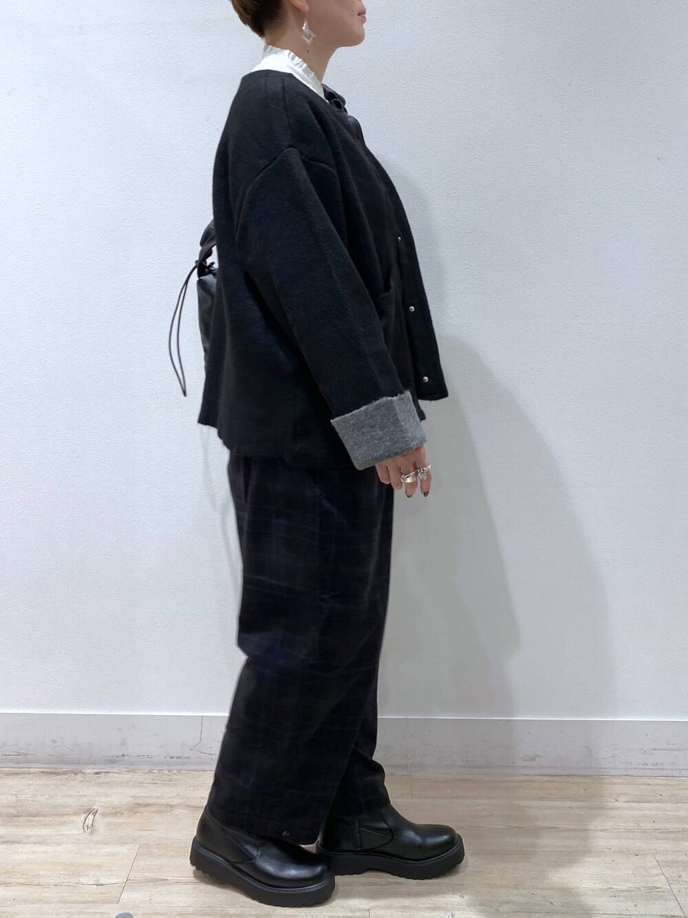 「着痩せ・細見え、軽量、studio CLIP、ゆったり、体型カバー、ベーシック/シンプル、コート、ブラウス、テーパードパンツ、ショルダーバッグ、ブーツ、秋コーデ、モノトーン、休日コーデ、おでかけ」｜「studio CLIPの【3シーズンシリーズ】シングルガーゼ襟フリルブラウス（シャツ/ブラウス、ホワイト系）」を使った、うだかなさん（レディース・163cm）の秋コーディネートの2枚目の写真